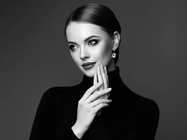 Schönes Frauengesicht mit perfektem Make-up — Stockfoto