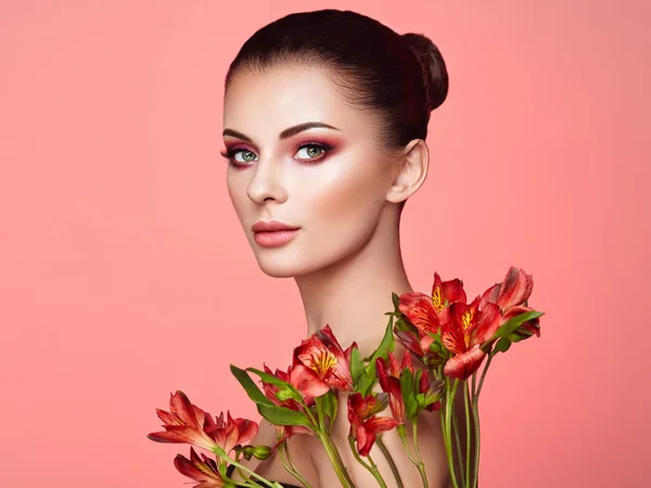 Retrato de una hermosa joven con flores de Alstroemeria — Foto de Stock