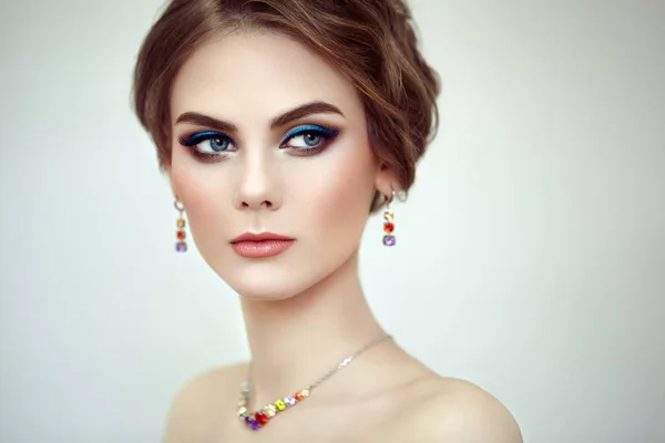 Porträtt vacker kvinna med smycken — Stockfoto