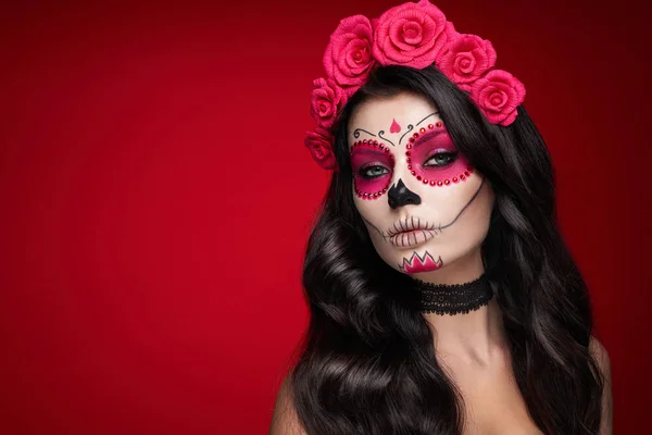 Retrato de una mujer con cráneo de azúcar de maquillaje —  Fotos de Stock