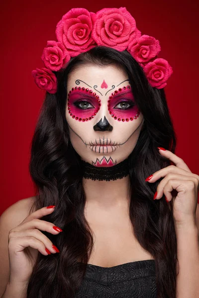 化粧砂糖の頭蓋骨を持つ女性の肖像 — ストック写真