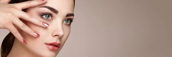 Skönhet Brunett Kvinna Med Perfekt Makeup Röda Läppar Och Naglar — Stockfoto