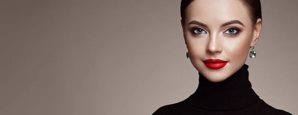 Vacker Ung Kvinna Med Ren Fräsch Hud Perfekt Makeup Skönhetsmode — Stockfoto