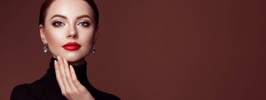 Temiz ciltli güzel bir genç kadın. Mükemmel makyaj. Güzellik modası. Kırmızı Dudak. Kozmetik göz farı. Pürüzsüz saç. Siyah balıkçı yakalı kız.