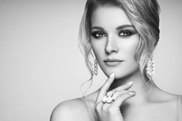 Portret Pięknej Blondynki Biżuterią Modelka Pearl Manicure Paznokciach Elegancka Fryzura — Zdjęcie stockowe