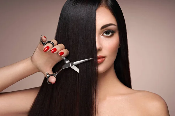 Młoda Kobieta Obcinająca Włosy Model Brunetki Fryzjer Fryzjer Pielęgnacja Kosmetyka — Zdjęcie stockowe