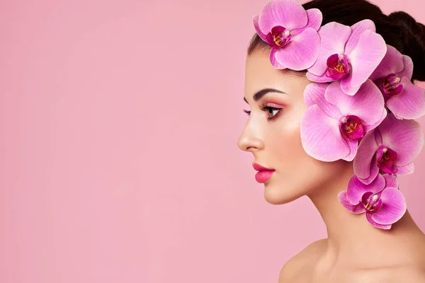 Retrato Bela Jovem Com Orquídea Mulher Morena Com Maquiagem Luxo — Fotografia de Stock