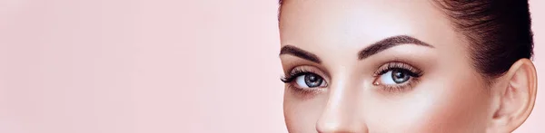 Vacker Ung Kvinna Med Ren Fräsch Hud Perfekt Makeup Ögonfransar — Stockfoto