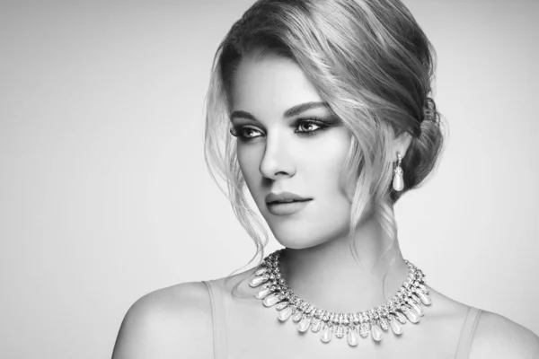 Portrét Krásná Blondýnka Šperky Elegantní Účes Krása Módní Doplňky Perfektní — Stock fotografie