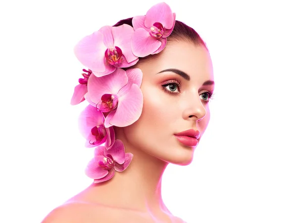 Portret Pięknej Młodej Kobiety Orchideą Brunetka Luksusowym Makijażem Idealna Skóra — Zdjęcie stockowe