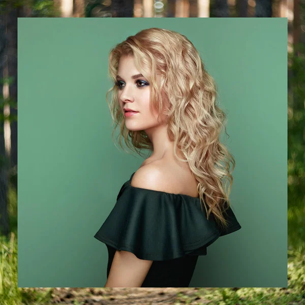 Uzun Parlak Kıvırcık Saçlı Sarışın Kız Kıvırcık Saçlı Güzel Model — Stok fotoğraf