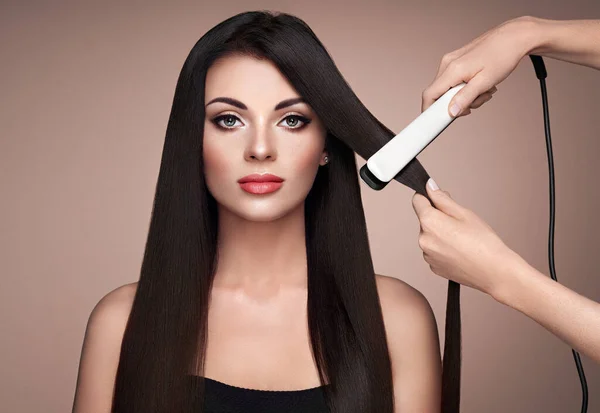 Hairdresser Straightening Long Dark Hair Hair Irons Beautiful Woman Long — 스톡 사진