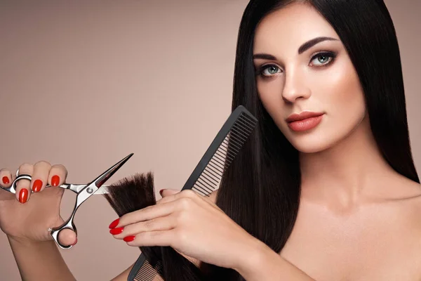 Eine Junge Frau Schneidet Sich Die Haare Brünette Modell Friseursalon — Stockfoto