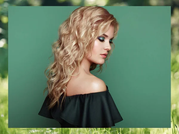 Blondynka Długimi Błyszczącymi Kręconymi Włosami Piękna Modelka Kręconą Fryzurą Pielęgnacja — Zdjęcie stockowe