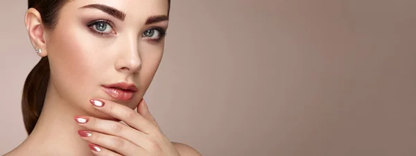 Mujer Morena Belleza Con Maquillaje Perfecto Labios Rojos Uñas Cejas —  Fotos de Stock