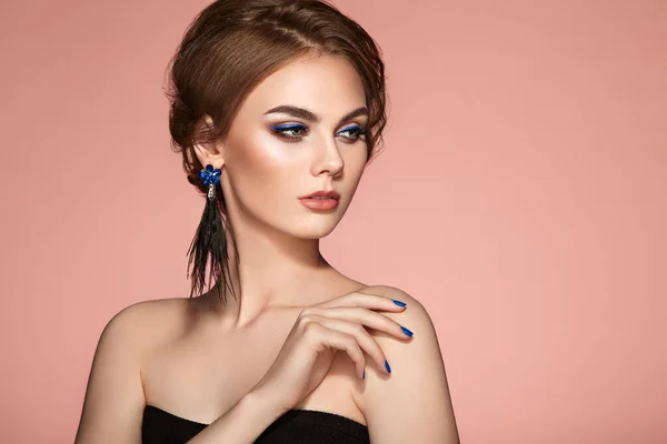 Portret Pięknej Kobiety Biżuterią Modelka Niebieskim Manicure Paznokciach Elegancka Fryzura — Zdjęcie stockowe