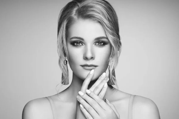 Portret Pięknej Blondynki Biżuterią Modelka Pearl Manicure Paznokciach Elegancka Fryzura — Zdjęcie stockowe