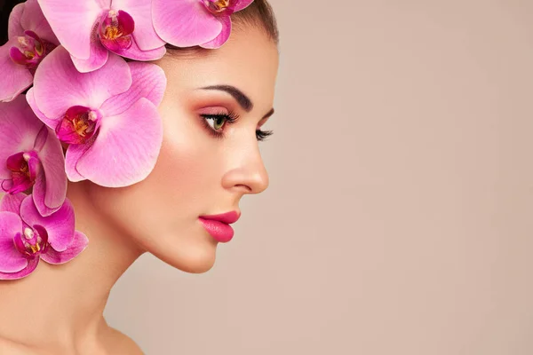 Retrato Bela Jovem Com Orquídea Mulher Morena Com Maquiagem Luxo — Fotografia de Stock