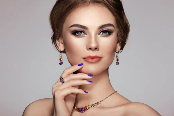 Portret Pięknej Kobiety Biżuterią Modelka Violet Manicure Paznokciach Elegancka Fryzura — Zdjęcie stockowe