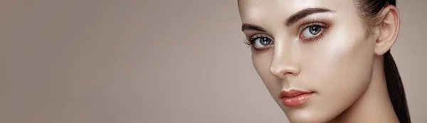 Vrouwelijk Oog Met Extreme Lange Valse Wimpers Wenkbrauwverlengingen Make Cosmetica — Stockfoto