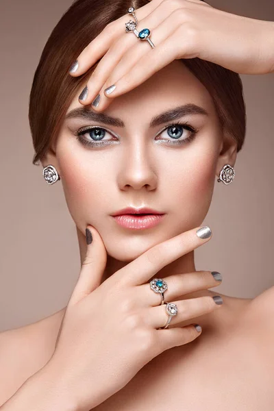 Módní Portrét Mladé Krásné Ženy Šperky Brunetka Perfektní Make Krása — Stock fotografie