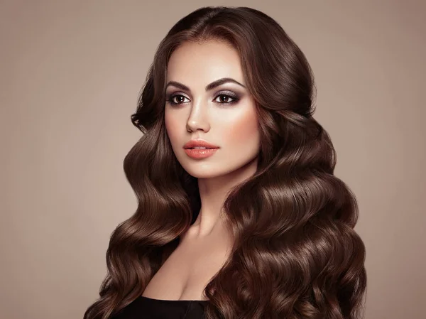 Uzun Sağlıklı Kıvırcık Saçlı Esmer Kız Bakım Güzellik Dalgalı Saçlı — Stok fotoğraf