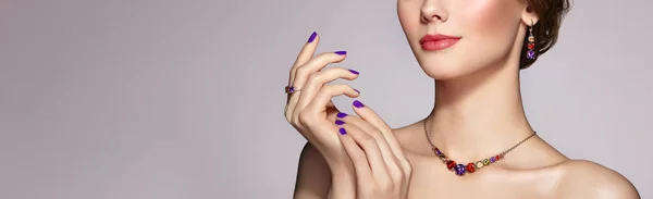 Portret Pięknej Kobiety Biżuterią Modelka Violet Manicure Paznokciach Elegancka Fryzura — Zdjęcie stockowe