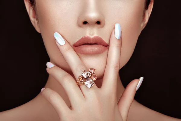 Beleza Moda Mulher Lábios Com Maquiagem Natural Esmalte Unhas Brancas — Fotografia de Stock