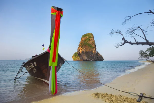 Pestře Zdobené Tradiční Loď Tropické Pláži Krabi Thajsko — Stock fotografie