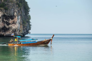 Krabi, Tayland - Mar 2013 yaklaşık: Krabi İl Tayland. Geleneksel Tay tekne turist ulaşım için bulunuyor