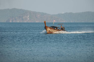 Krabi, Tayland - Mar 2013 yaklaşık: Andaman Denizi. Bir geleneksel Tay geminizde turist