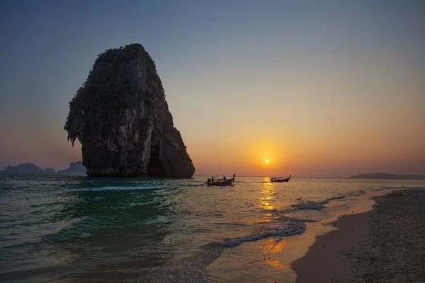 Lodě Přesunout Moři Během Večerní Slunce Thajsko — Stock fotografie