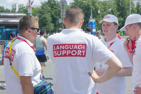 Nizhny Novgorod, Rusya - 24 Haziran 2018: Bu Dünya Kupası 2018 yılında Rusya şehirlerinden biri. Çok sayıda gönüllü taraftarlar yardım için üzerine denir