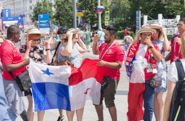 Nizhny Novgorod, Rusya - 24 Haziran 2018: Bu Dünya Kupası 2018 yılında Rusya şehirlerinden biri. Panama hayranlarından sokaklarda yerlilerle iletişim
