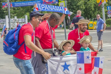 Nizhny Novgorod, Rusya - 24 Haziran 2018: Bu Dünya Kupası 2018 yılında Rusya şehirlerden biri. Panama hayranlarından halk sokaklarda ile iletişim kurmak