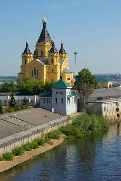 Nizhny Novgorod, Rusya - 24 Haziran 2018: Dünya Kupası 2018 şehirlerinden biri. Katedral kutsal Prens Alexander Nevsky adına. Bu şehirdeki en büyük Kilisesi