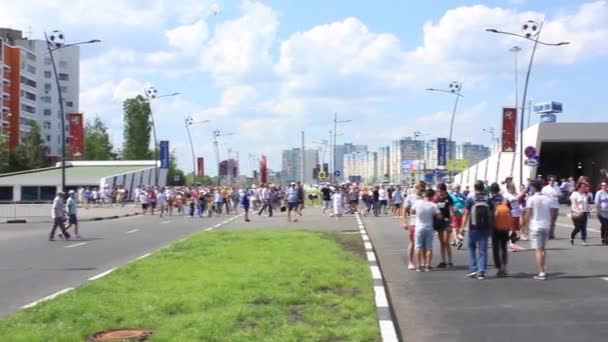 ニジニ ノヴゴロド ロシア連邦 2018 それロシアのワールド カップ 2018 の都市の一つ 試合前にスタジアムに人ラッシュ — ストック動画