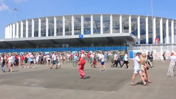 ニジニ ノヴゴロド ロシア連邦 2018 それロシアのワールド カップ 2018 の都市の一つ ニジニ ノヴゴロドの試合前にスタジアムの近くの人々 — ストック動画