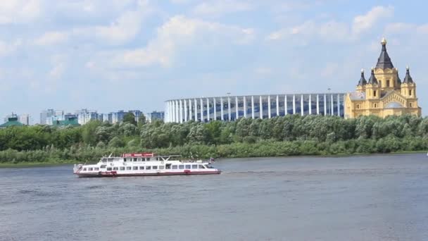 下诺夫哥罗德哥罗德 俄罗斯 2018年6月24日 新的橄榄球体育场附近大教堂在河岸 — 图库视频影像