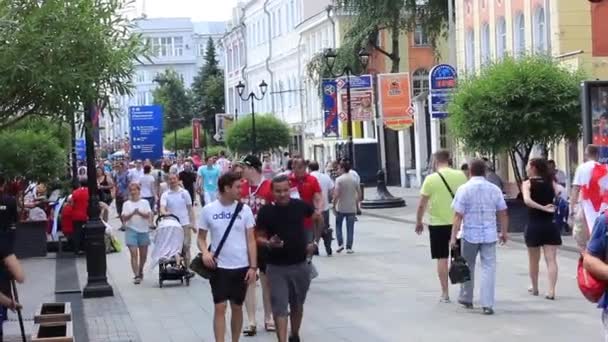 下诺夫哥罗德哥罗德 2018年6月24日 它2018世界杯的城市之一在俄国 来自不同国家的足球迷们正在城市里四处走动 — 图库视频影像