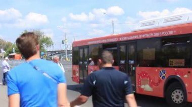 Nizhny Novgorod, Rusya - 24 Haziran 2018: Bu Dünya Kupası 2018 yılında Rusya şehirlerinden biri. Konuklar şampiyonanın yakın stadyuma mekikler üzerinde hareket.