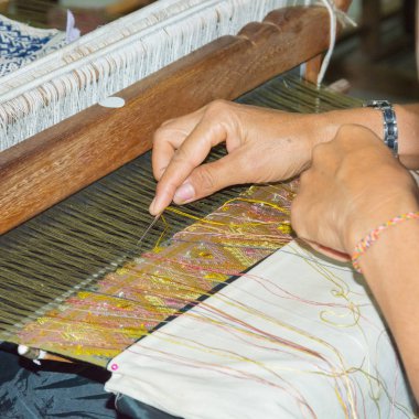 Eller bir goblen eski makine aleti üzerinde ana, üretim
