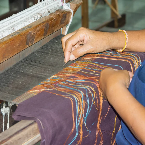 Eller kilimi ilkel tezgahı üzerinde ana, üretim