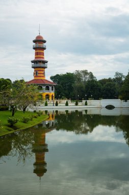 Ayutthaya, Tayland - 24 Kasım 2013: Ho Withun Thasana Gözcü Kulesi ve Bang Pa-In Palace Tayland'da çevreleyen güzel bir bahçe