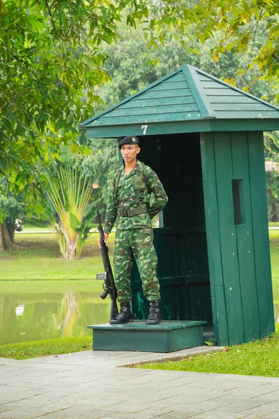 Ayutthaya, Tayland - 24 Kasım 2013: Royal asker nöbet sarayında Bang Pa-In, Ayutthaya, Tayland