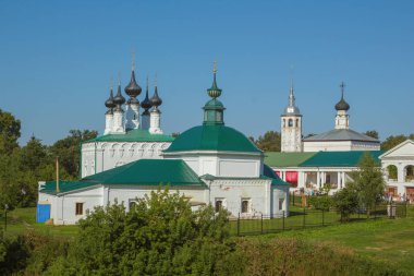 Suzdal, Rusya Federasyonu - 26 Ağustos 2018: fotoğraf ön planda biz kilise St. Paraskeva Suzdal içinde görmek