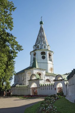 Suzdal, Rusya - 25 Ağustos 2018: Kutsal Bakire Meryem, Katedral çan kulesi duyuru Kilisesi. Suzdal Kremlin