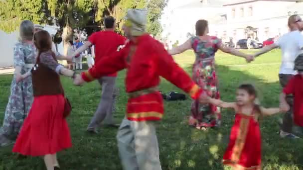 苏兹达尔 俄罗斯 2018年8月26日 主的夏天 在苏兹达尔 传统俄罗斯圆舞巴拉莱卡琴的声音 — 图库视频影像