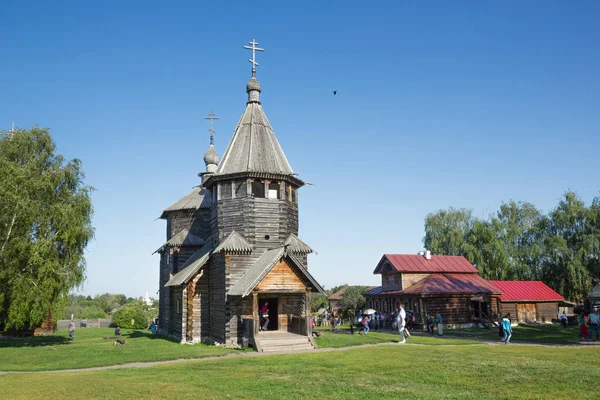 Suzdal Russia Agosto 2018 Turisti Vicino Alla Chiesa Della Risurrezione — Foto Stock