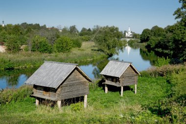 Depolama döken Suzdal Nehri'nin on dokuzuncu yüzyıl. Rusya
